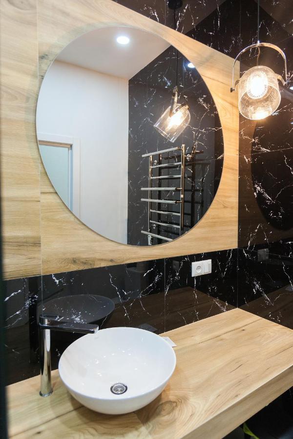 Leogrand Apartments On Khmelnytskoho 11 Lviv Ngoại thất bức ảnh