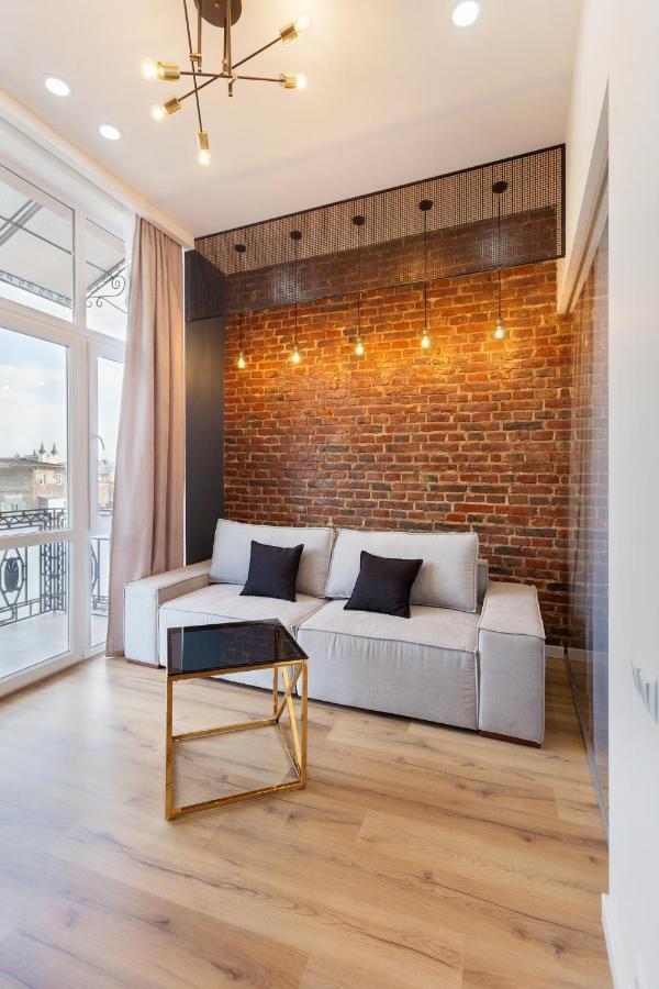 Leogrand Apartments On Khmelnytskoho 11 Lviv Ngoại thất bức ảnh
