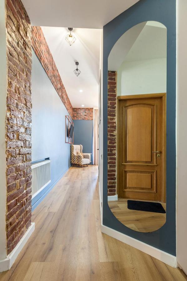 Leogrand Apartments On Khmelnytskoho 11 Lviv Ngoại thất bức ảnh
